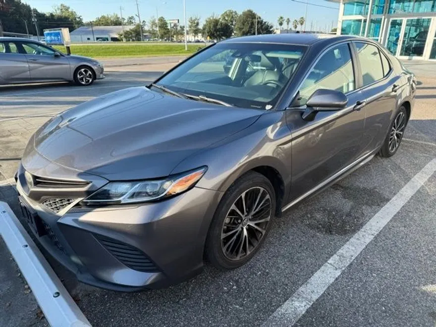 2019 Toyota Camry SE photo 1