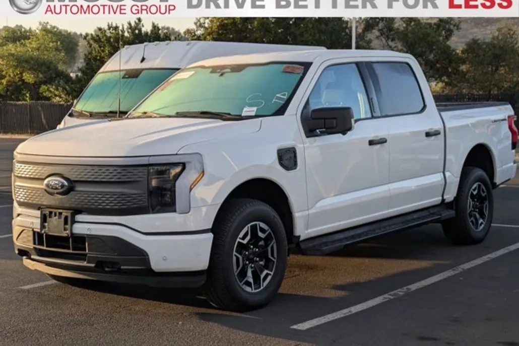 2023 Ford F-150 Lightning XLT photo 1