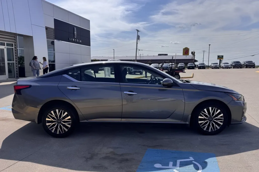 2023 Nissan Altima 2.5 SV photo 1