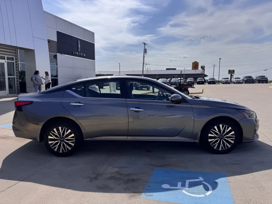 2023 Nissan Altima 2.5 SV photo 1