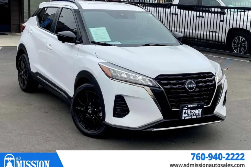2022 Nissan Kicks SR photo 1