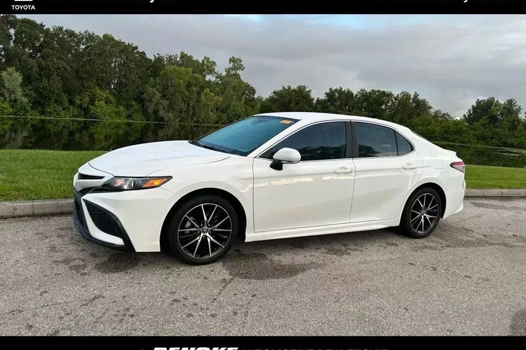 2023 Toyota Camry SE photo 1