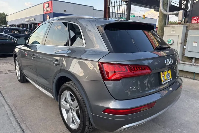 2018 Audi Q5 2.0T Premium Plus photo 1