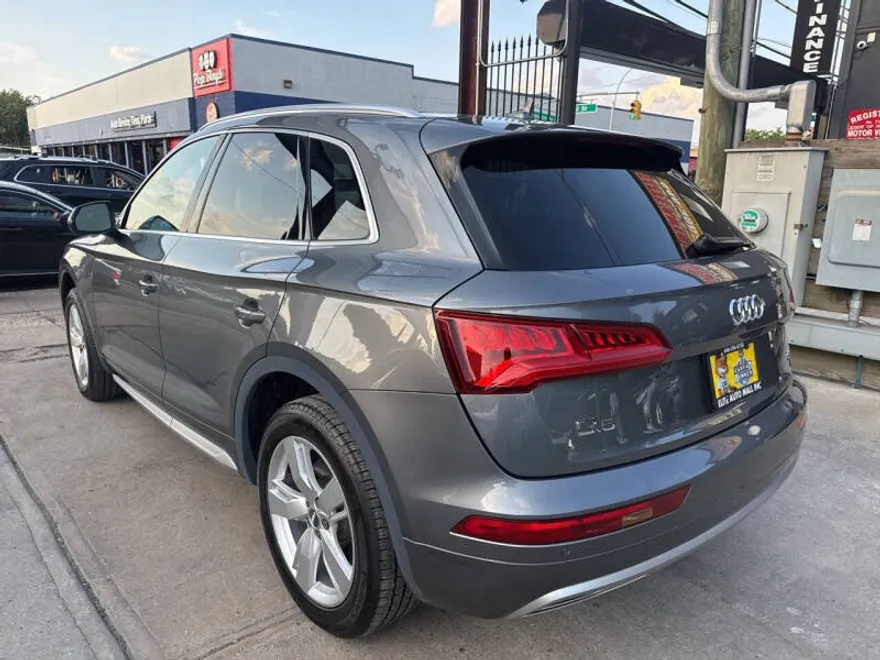 2018 Audi Q5 2.0T Premium Plus photo 1