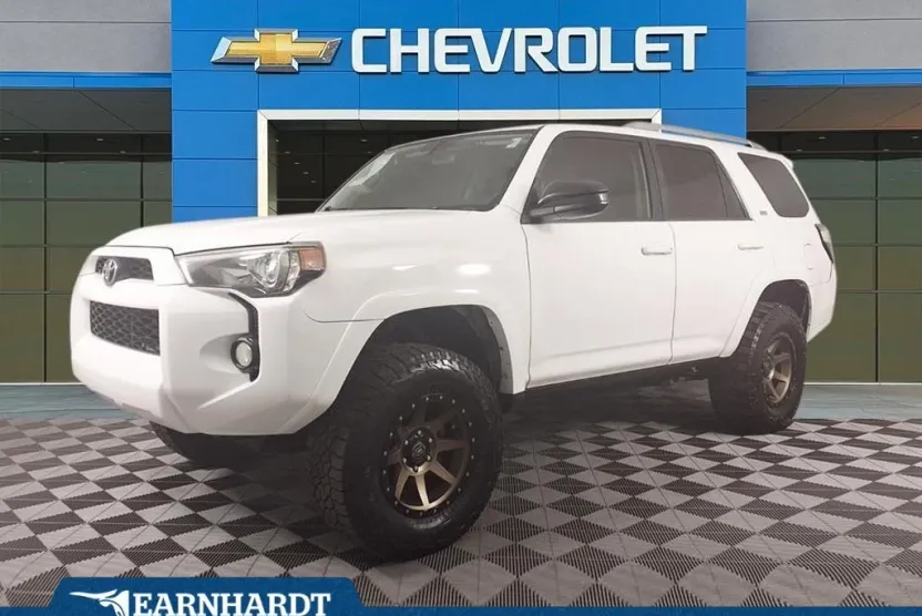 2017 Toyota 4Runner SR5 photo 1