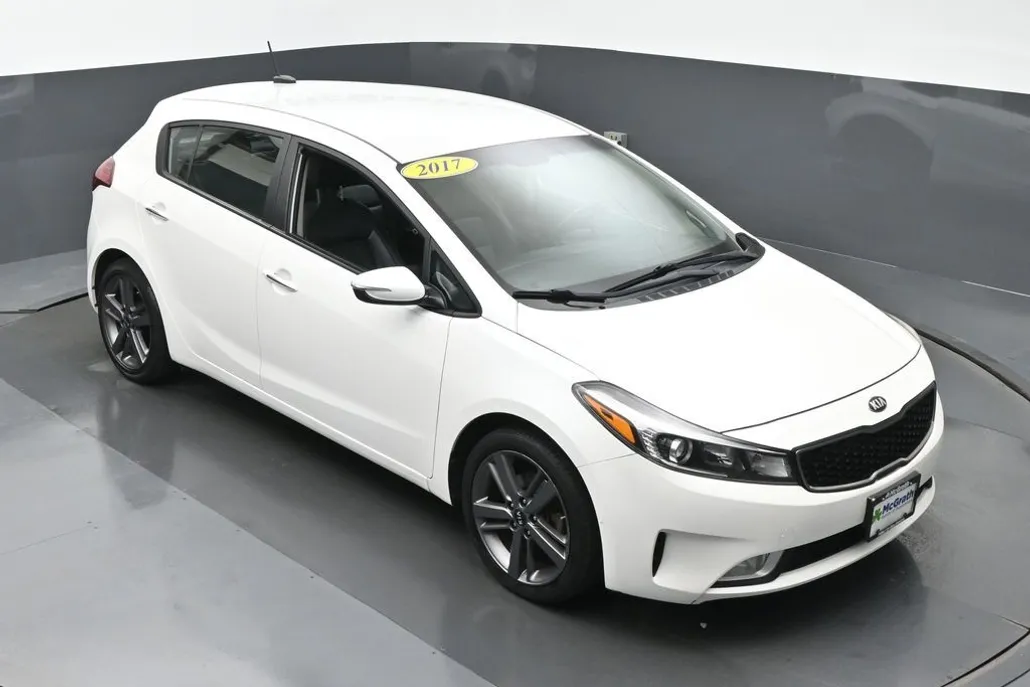 2017 Kia Forte EX photo 1