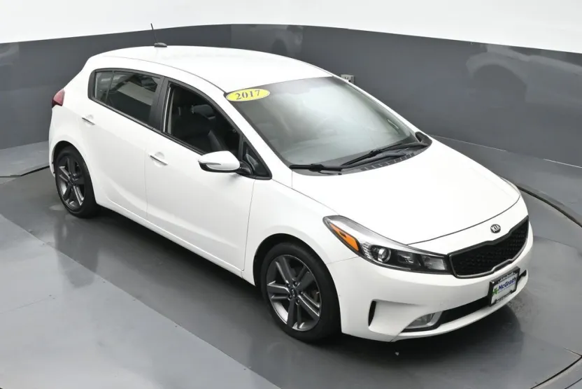 2017 Kia Forte EX photo 1