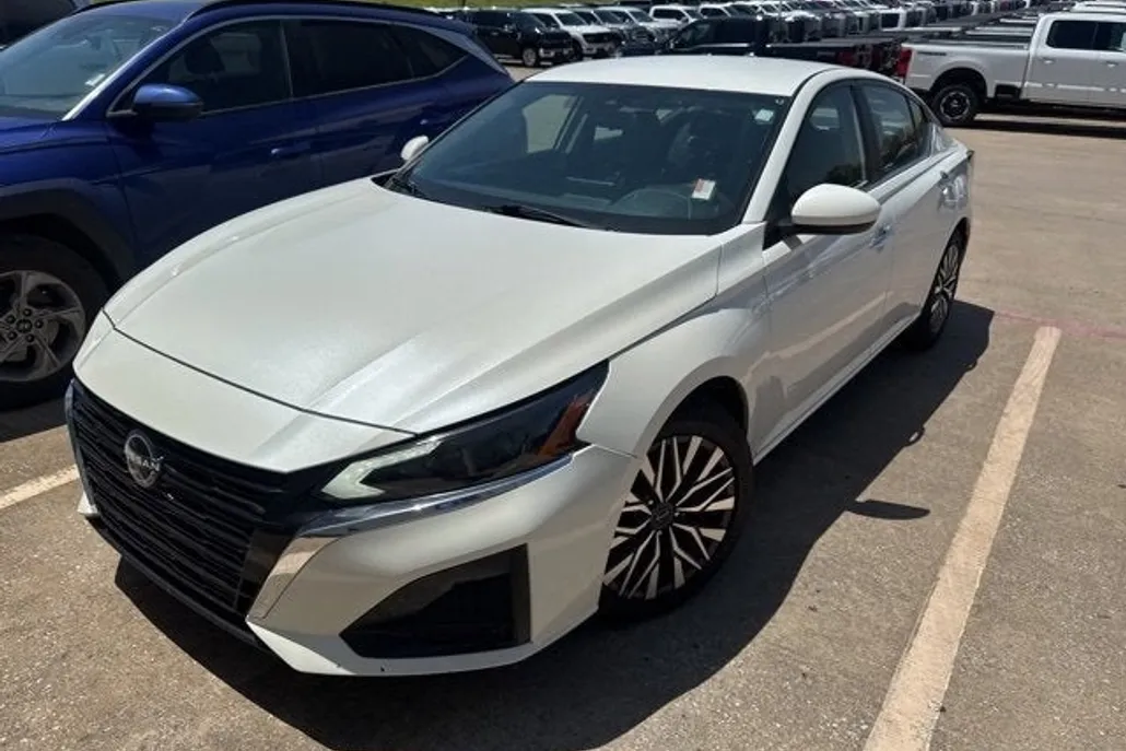 2023 Nissan Altima 2.5 SV photo 1