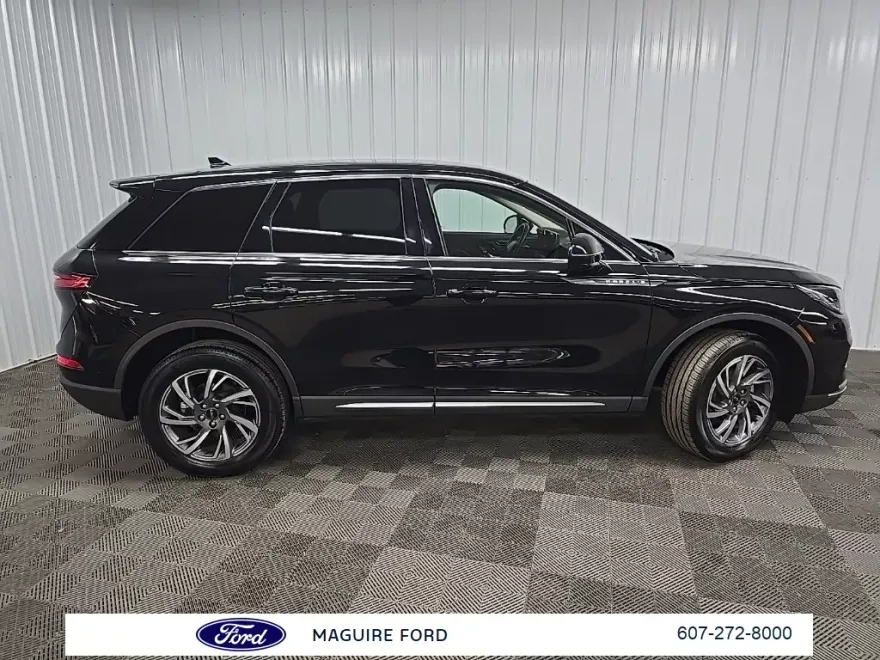 2023 Lincoln Corsair Standard photo 1