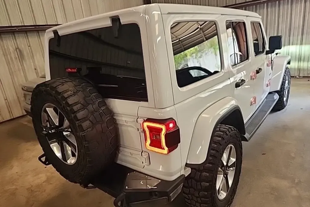 2019 Jeep Wrangler Unlimited Sahara photo 1