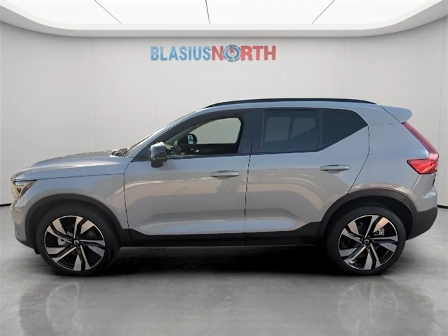 2025 Volvo XC40 Plus photo 1