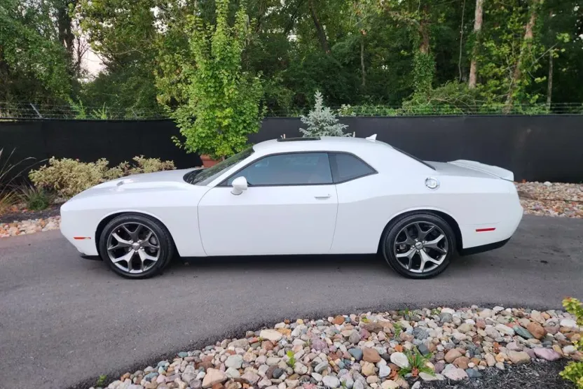 2017 Dodge Challenger SXT Plus photo 1