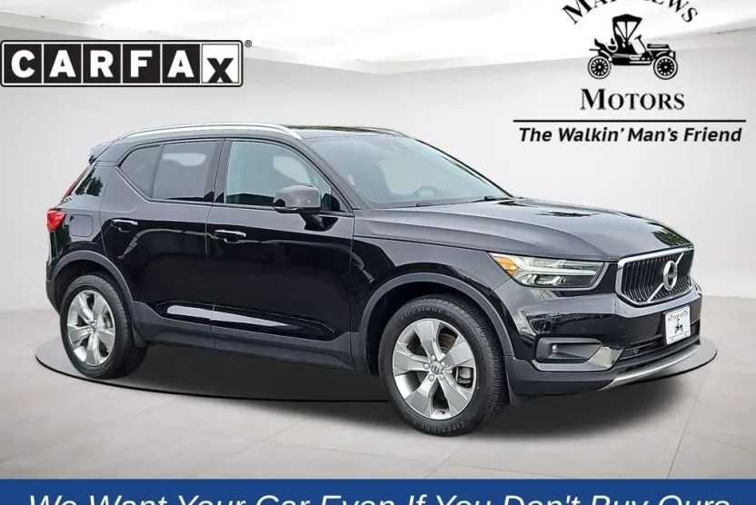 2022 Volvo XC40 Momentum photo 1