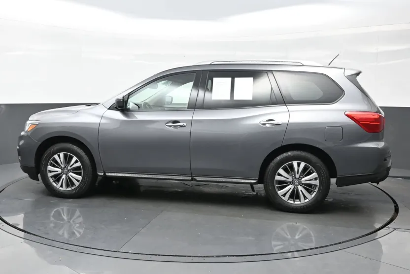 2018 Nissan Pathfinder SV photo 1