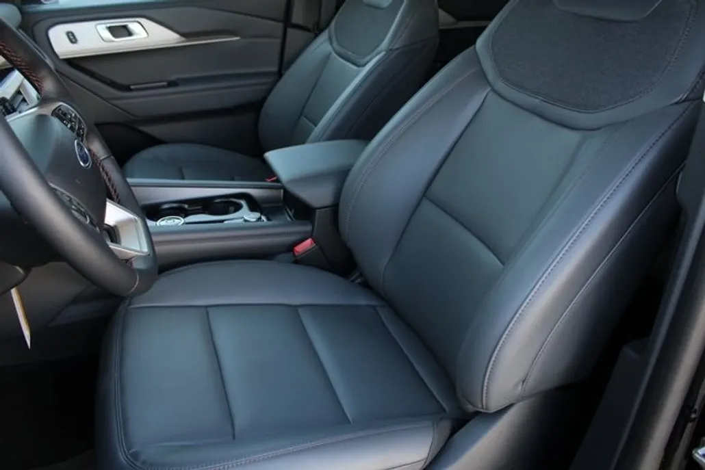 2025 Ford Explorer photo 1
