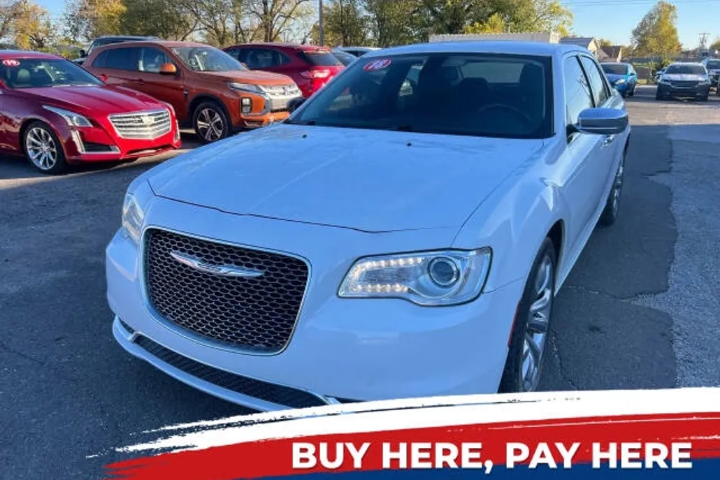 2018 Chrysler 300 Touring photo 1