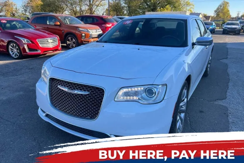 2018 Chrysler 300 Touring photo 1