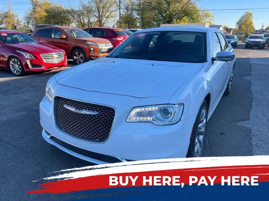 2018 Chrysler 300 Touring photo 1