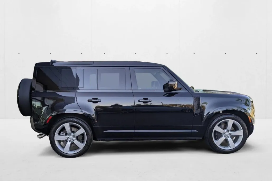 2025 Land Rover Defender 110 X-Dynamic SE photo 1
