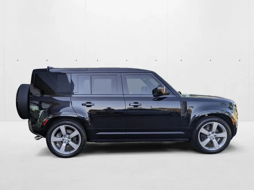 2025 Land Rover Defender 110 X-Dynamic SE photo 1