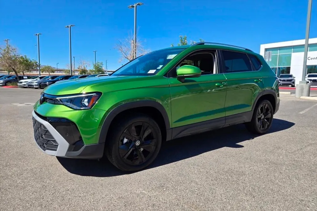 2025 Volkswagen Taos SE photo 1
