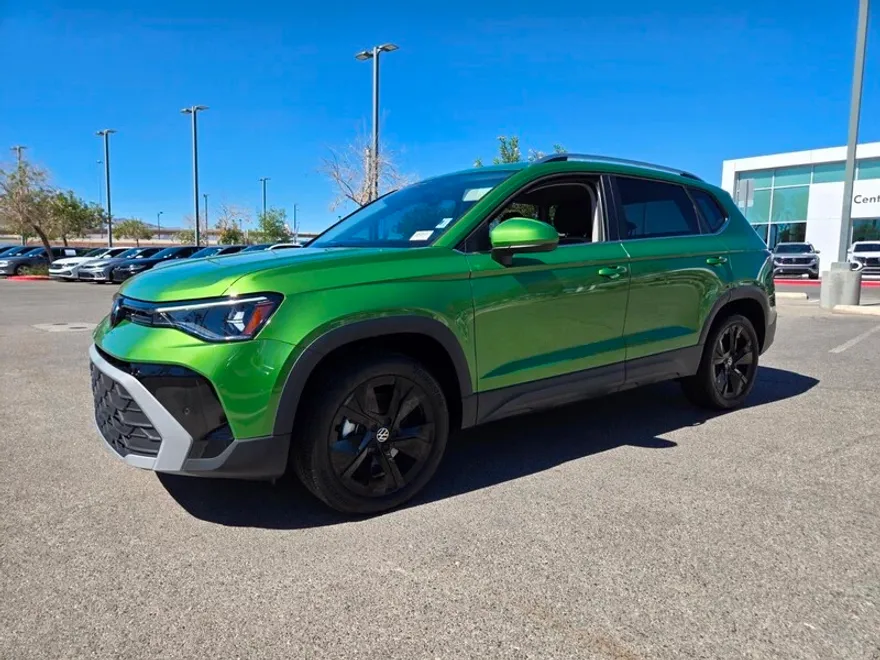 2025 Volkswagen Taos SE photo 1