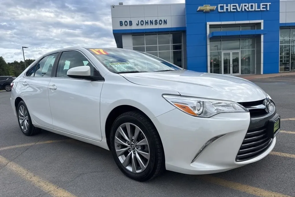 2017 Toyota Camry XLE photo 1