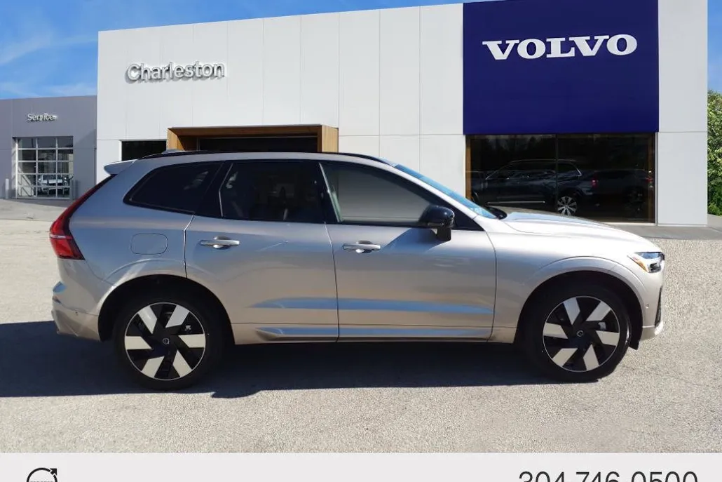 2025 Volvo XC60 Hybrid Plus photo 1