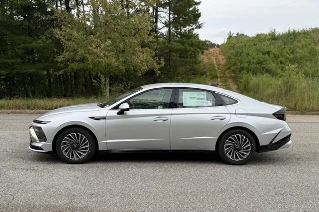 2025 Hyundai Sonata Hybrid SEL photo 1