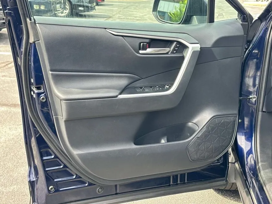 2019 Toyota RAV4 XLE Premium photo 1