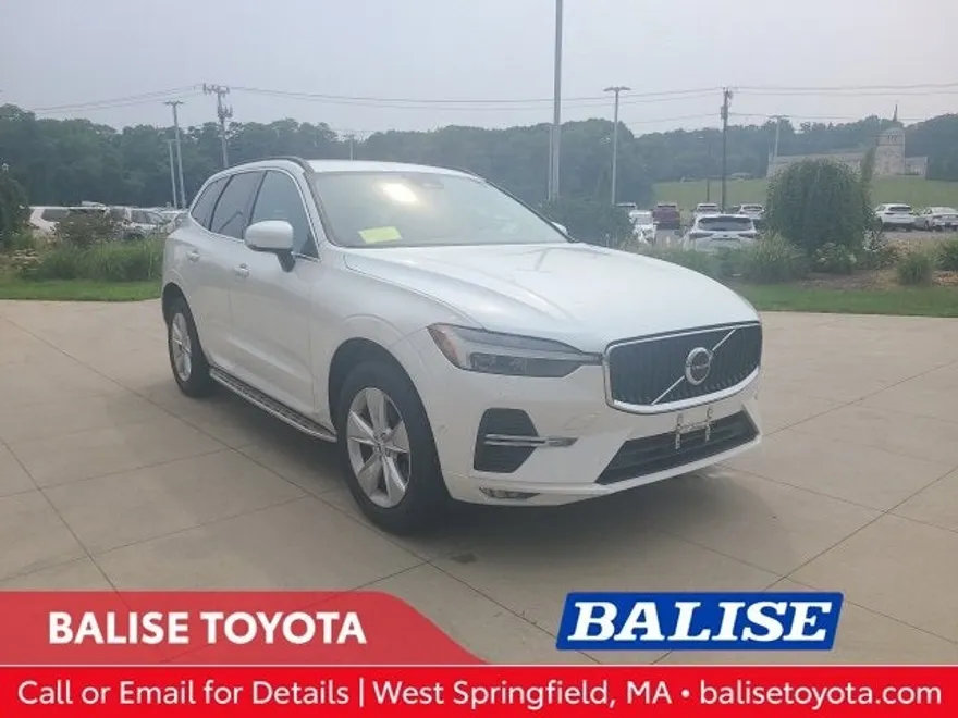 2022 Volvo XC60 B5 Momentum photo 1