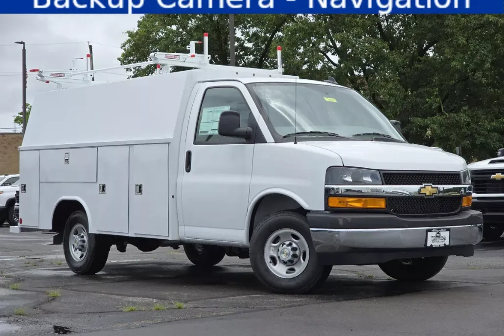 2025 Chevrolet Express 3500 Cutaway photo 1