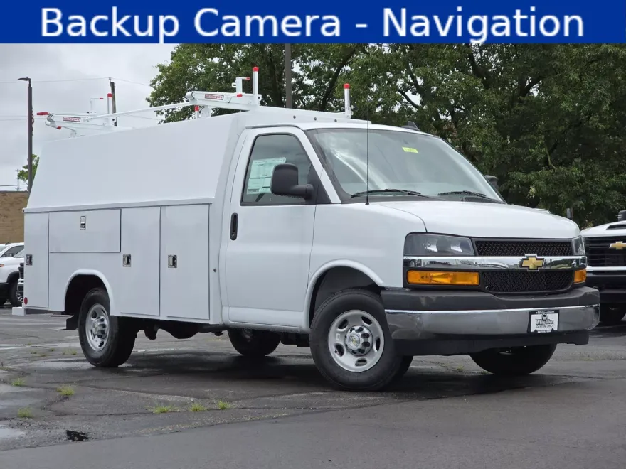 2025 Chevrolet Express 3500 Cutaway photo 1