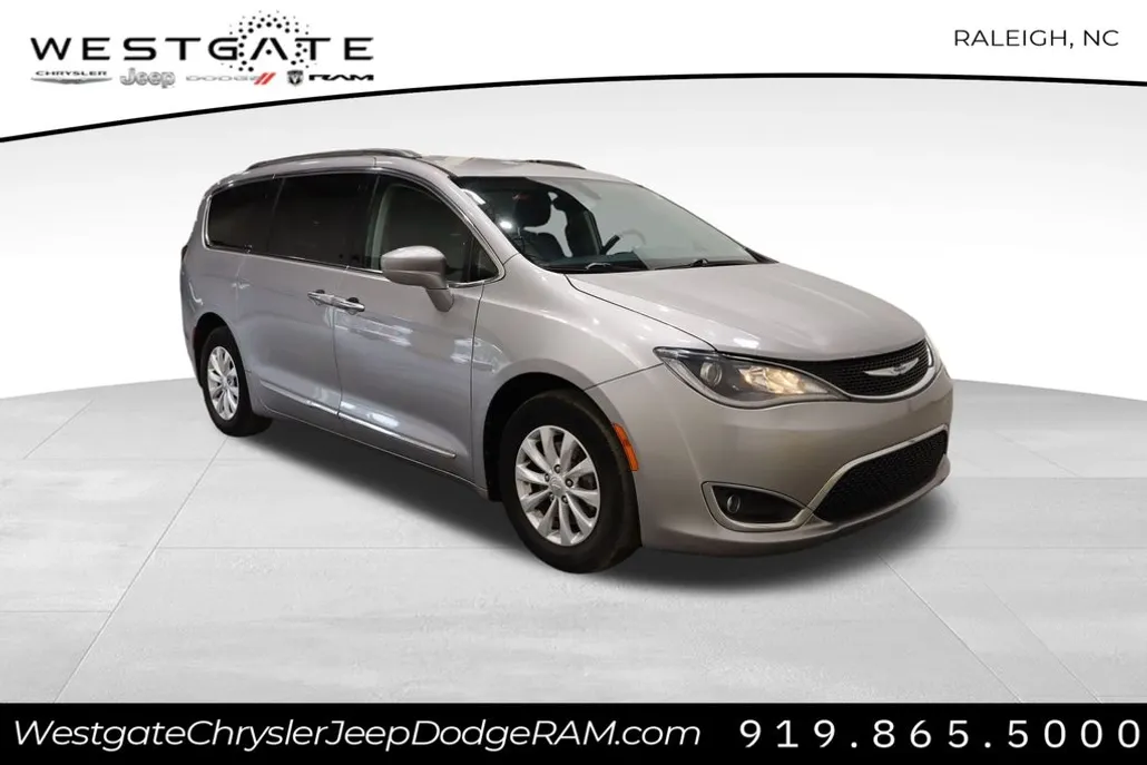 2017 Chrysler Pacifica Touring L photo 1