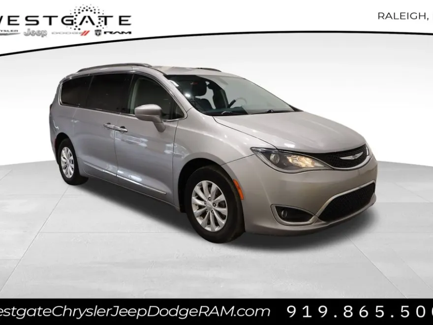 2017 Chrysler Pacifica Touring L photo 1