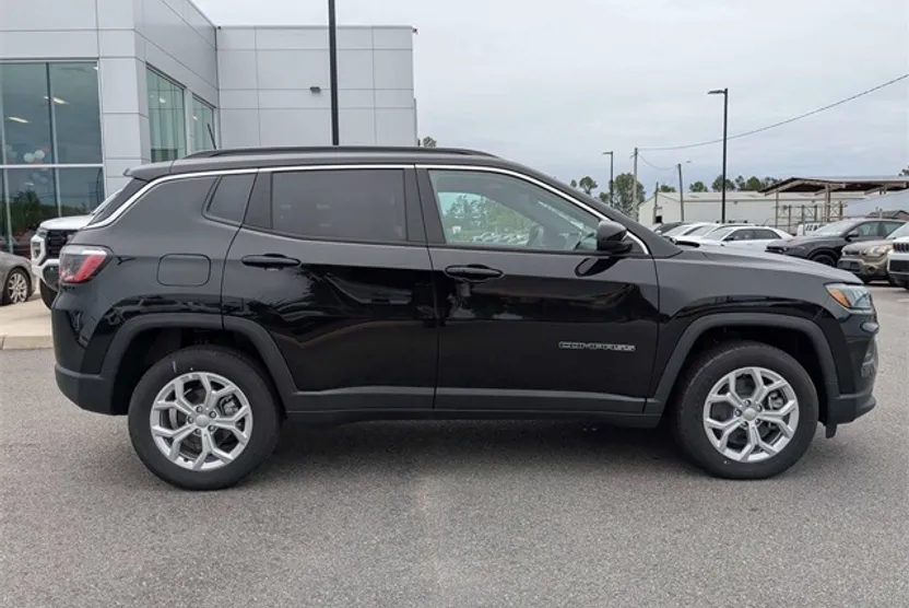 2024 Jeep Compass Latitude photo 1