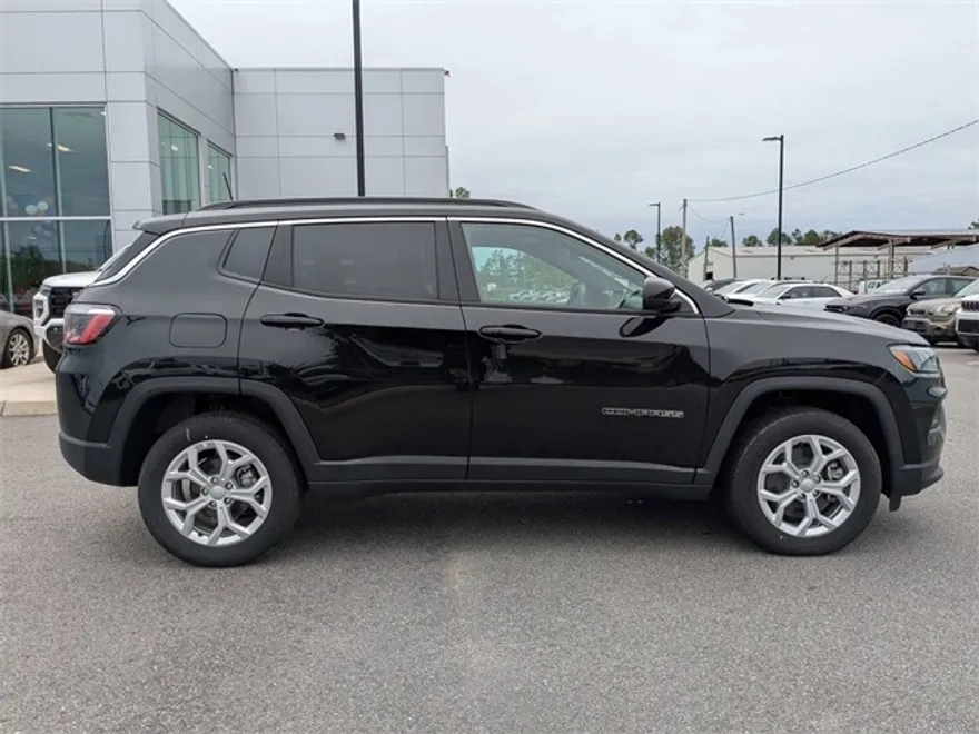 2024 Jeep Compass Latitude photo 1