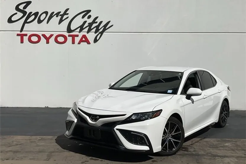 2022 Toyota Camry SE photo 1