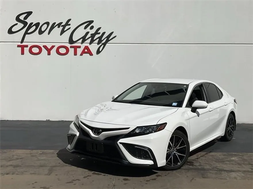 2022 Toyota Camry SE photo 1
