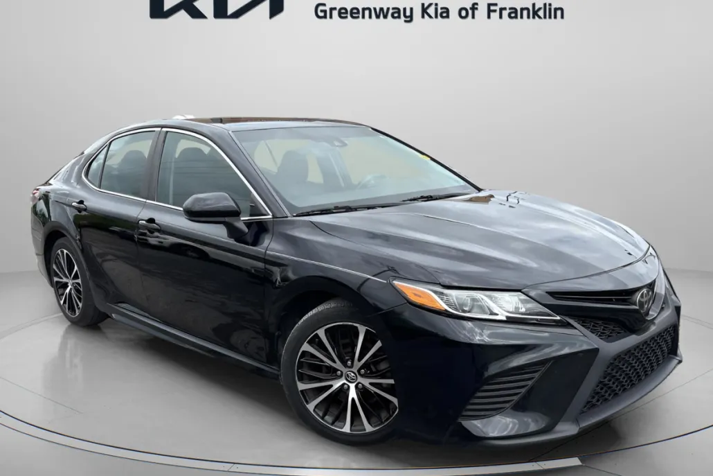 2019 Toyota Camry SE photo 1