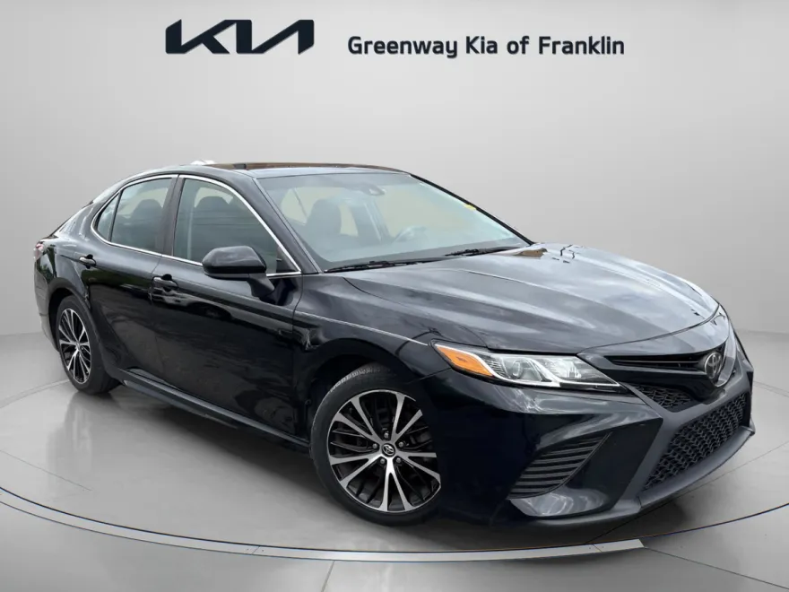 2019 Toyota Camry SE photo 1