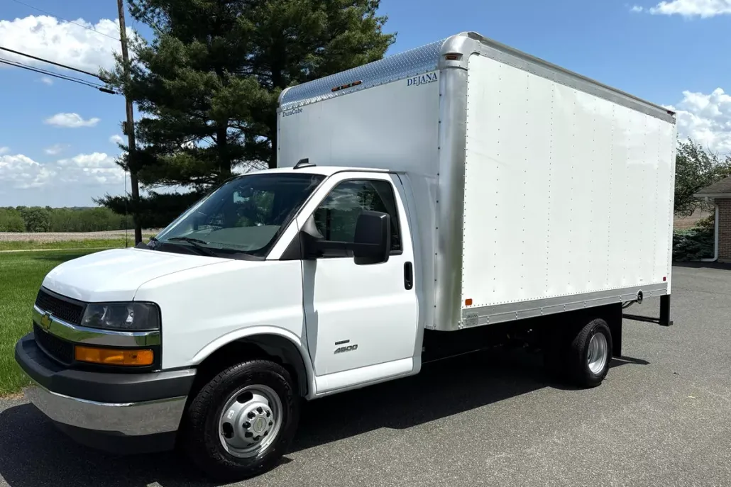 2024 Chevrolet Express Cutaway photo 1