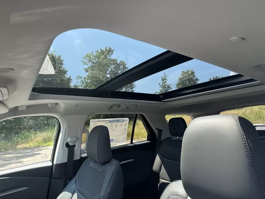 2025 Ford Explorer photo 1