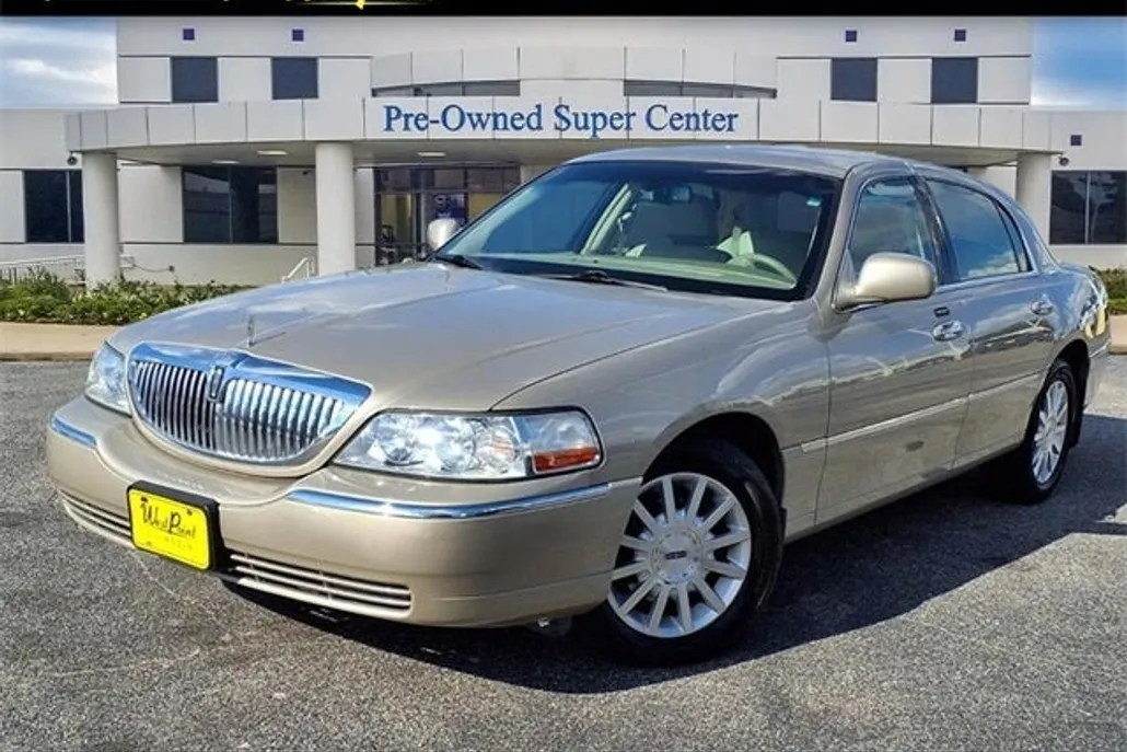 2006 Lincoln Town Car Signature photo 1