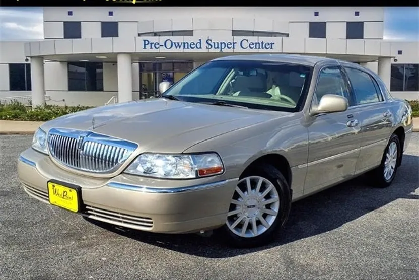 2006 Lincoln Town Car Signature photo 1