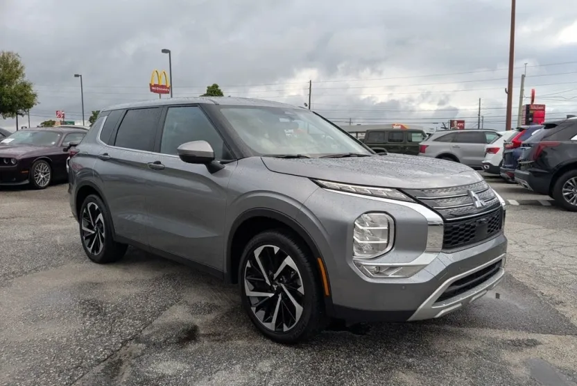 2024 Mitsubishi Outlander SE photo 1
