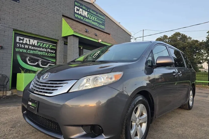 2012 Toyota Sienna LE photo 1