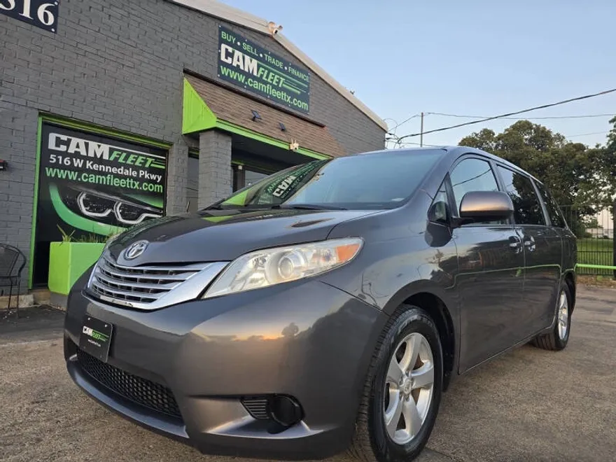 2012 Toyota Sienna LE photo 1
