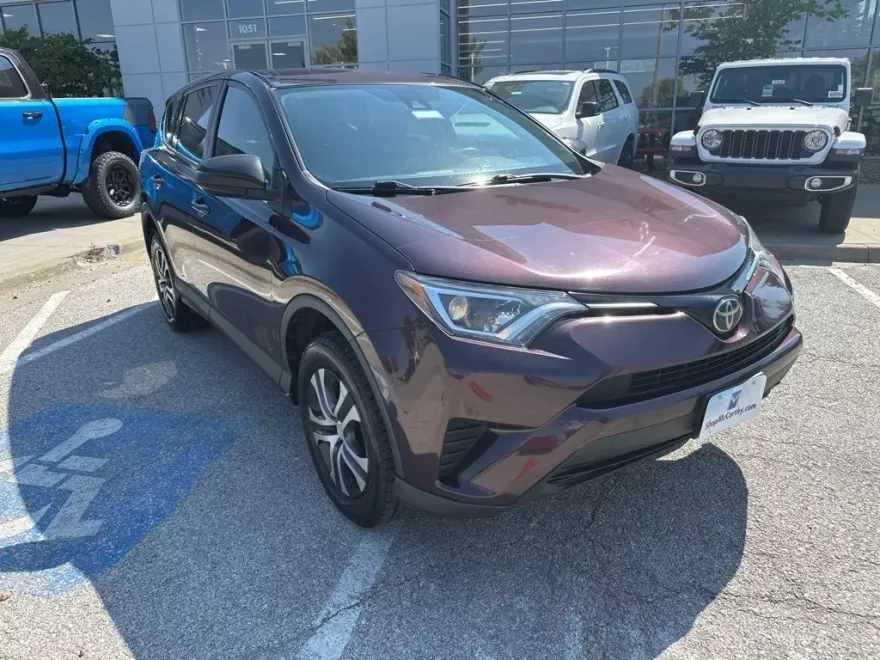 2017 Toyota RAV4 LE photo 1