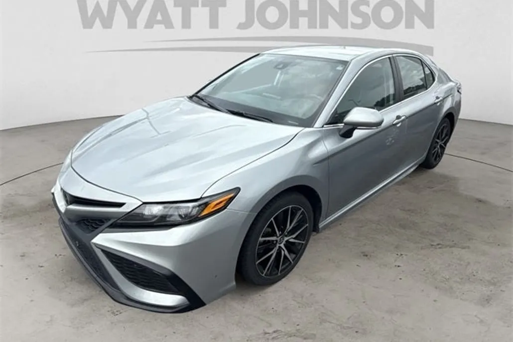 2024 Toyota Camry SE photo 1